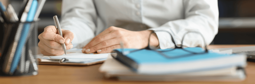 Femme remplissant une demande de reconnaissance de handicap